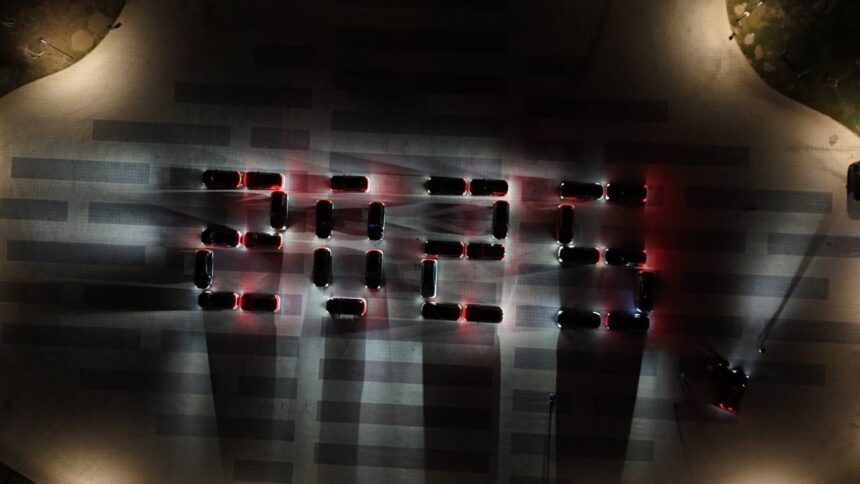 Togg Team Türkiye, 2026 yazılı koreografi ile yeni yıl coşkusunu paylaştı.