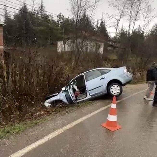 Niksar’da meydana gelen trafik kazasında üç kişi yaralandı, hayati tehlikede olan asker hastaneye kaldırıldı. Tokat'ın Niksar ilçesinde sabah saatlerinde meydana gelen kazada, R.D. yönetimindeki