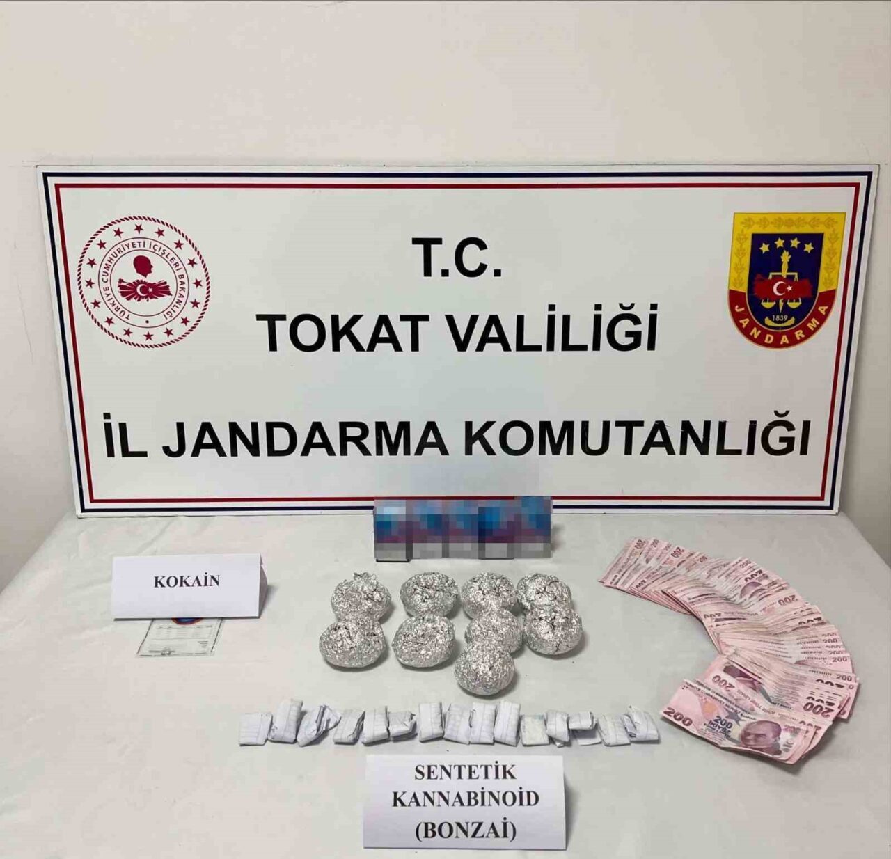 Tokat'ın Turhal ilçesinde, İl Jandarma Komutanlığı tarafından gerçekleştirilen uyuşturucu operasyonlarında