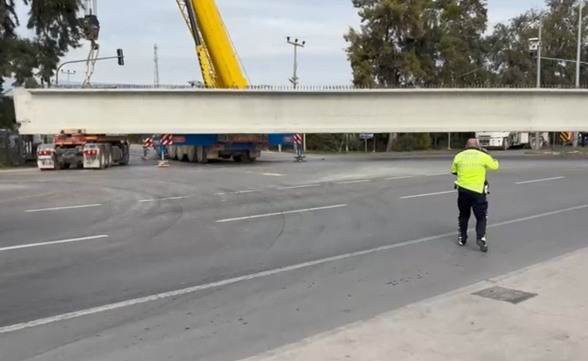 Erdemli’de Beton Blok Taşıyan Tırın Tekerleği Koptu, Yol Saatlerce Kapalı Kaldı