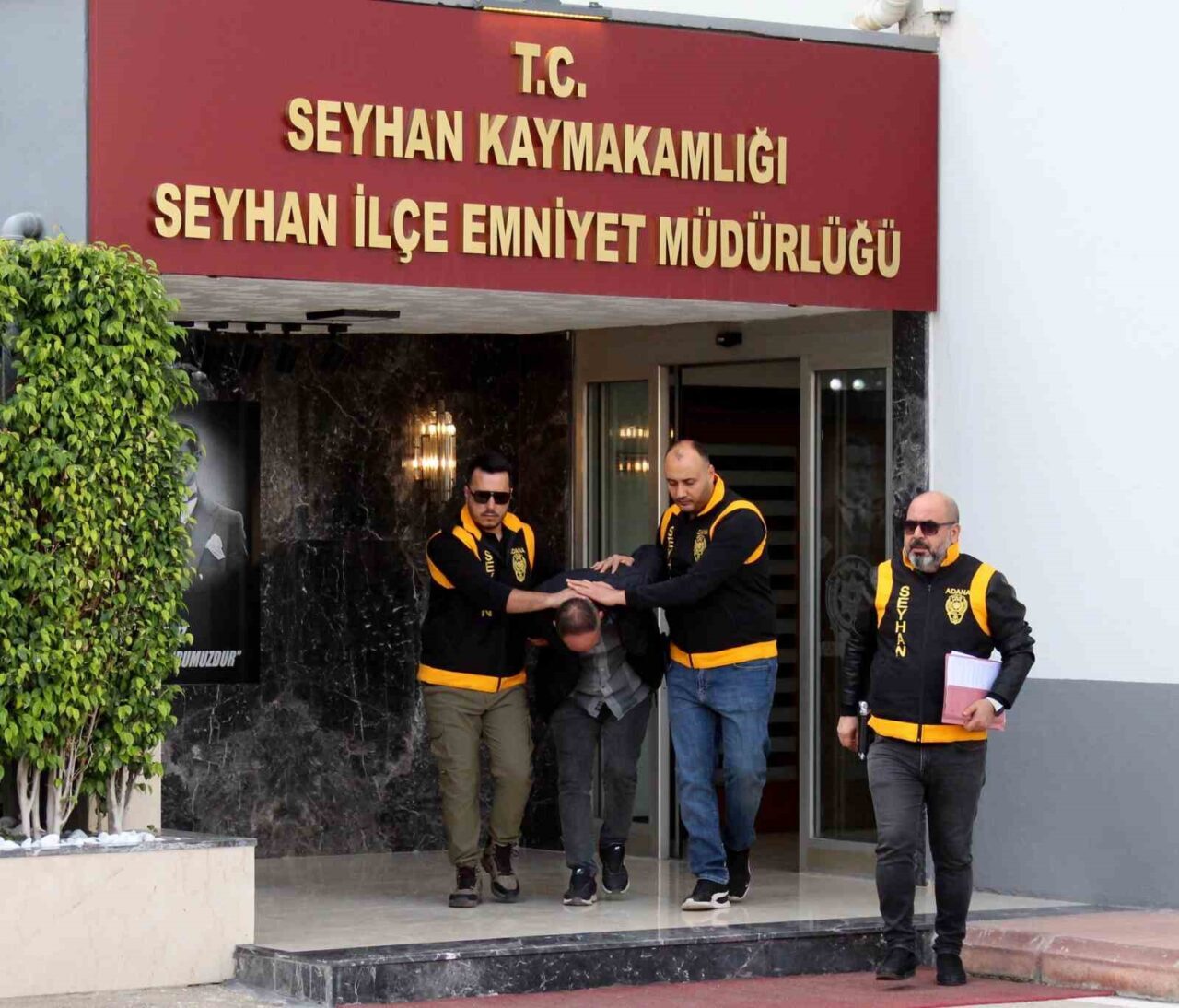 Adana’da Eve Yapılan Baskında Ruhsatsız Silahlar ve Gömülü Patlayıcılar Ele Geçirildi