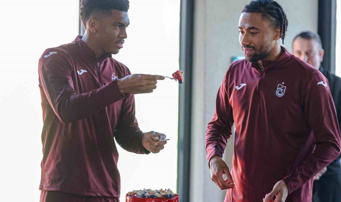 Trabzonspor, Göztepe maçı öncesi hazırlıklarını tamamlayarak İzmir’e yola çıktı; Folcarelli için doğum günü kutlaması yapıldı. Trabzonspor, Göztepe ile oynayacağı maç için İzmir'e hareket etti. Takım,
