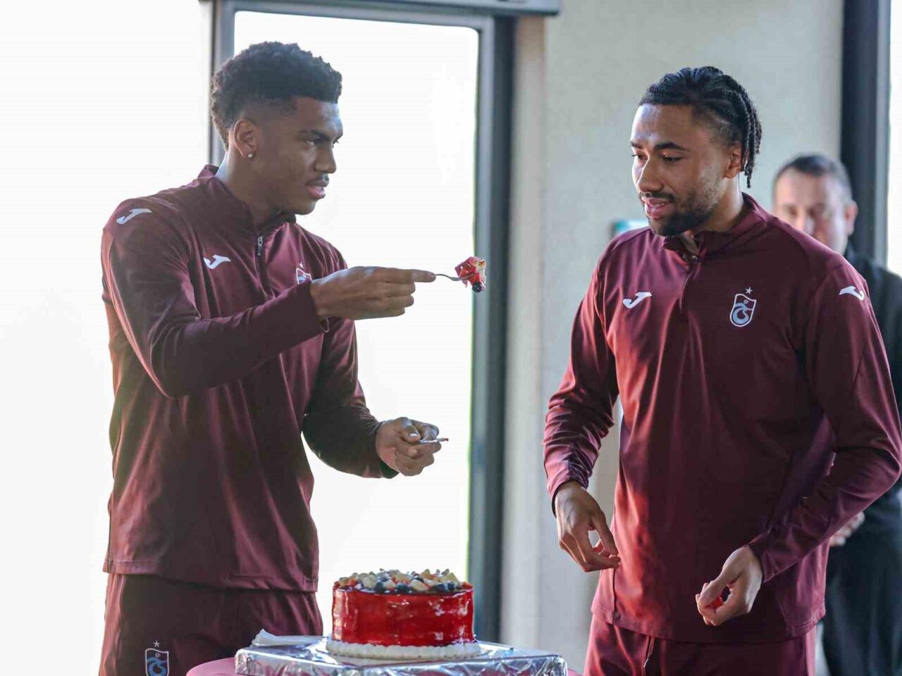 Trabzonspor, Göztepe ile oynayacağı maç için İzmir'e hareket etti. Takım,