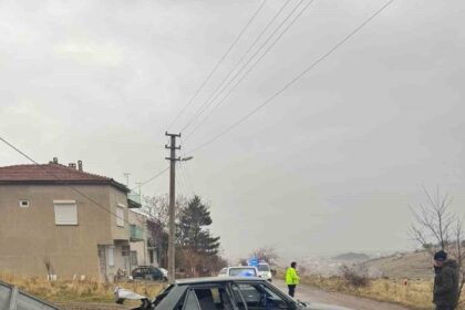 Afyonkarahisar’da trafik levhasına çarpan otomobil şarampole devrildi, 3 kişi yaralandı.