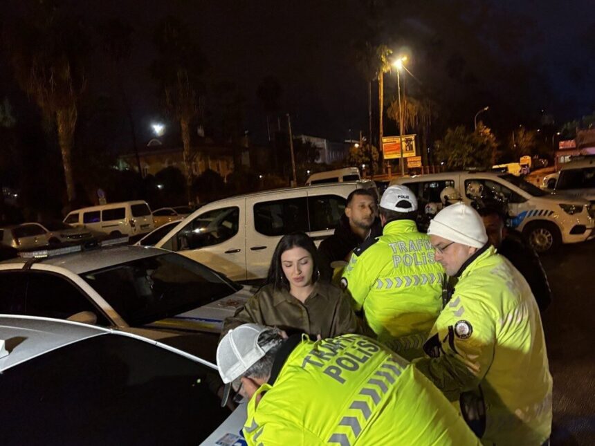Adana’da yapılan trafik denetiminde alkollü sürücünün basın mensuplarına tepkisi dikkat çekti.