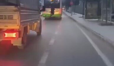Bursa'nın Nilüfer ilçesinde trafikteki tehlikeleri gösteren görüntüler, bir sürücünün kamerasında