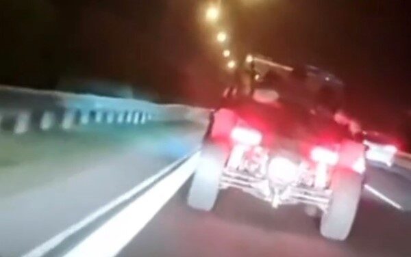 İzmir’de Tehlikeli Şerit Değiştirerek Trafik Kurallarını İhlal Eden Sürücü Yakalandı İzmir'de tehlikeli sürüş sergileyen E.A. (35), sosyal medyadaki görüntülerle polisin