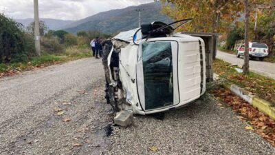 İzmir’in Ödemiş ilçesinde şerit değiştiren traktöre çarpmamak için manevra yapan
