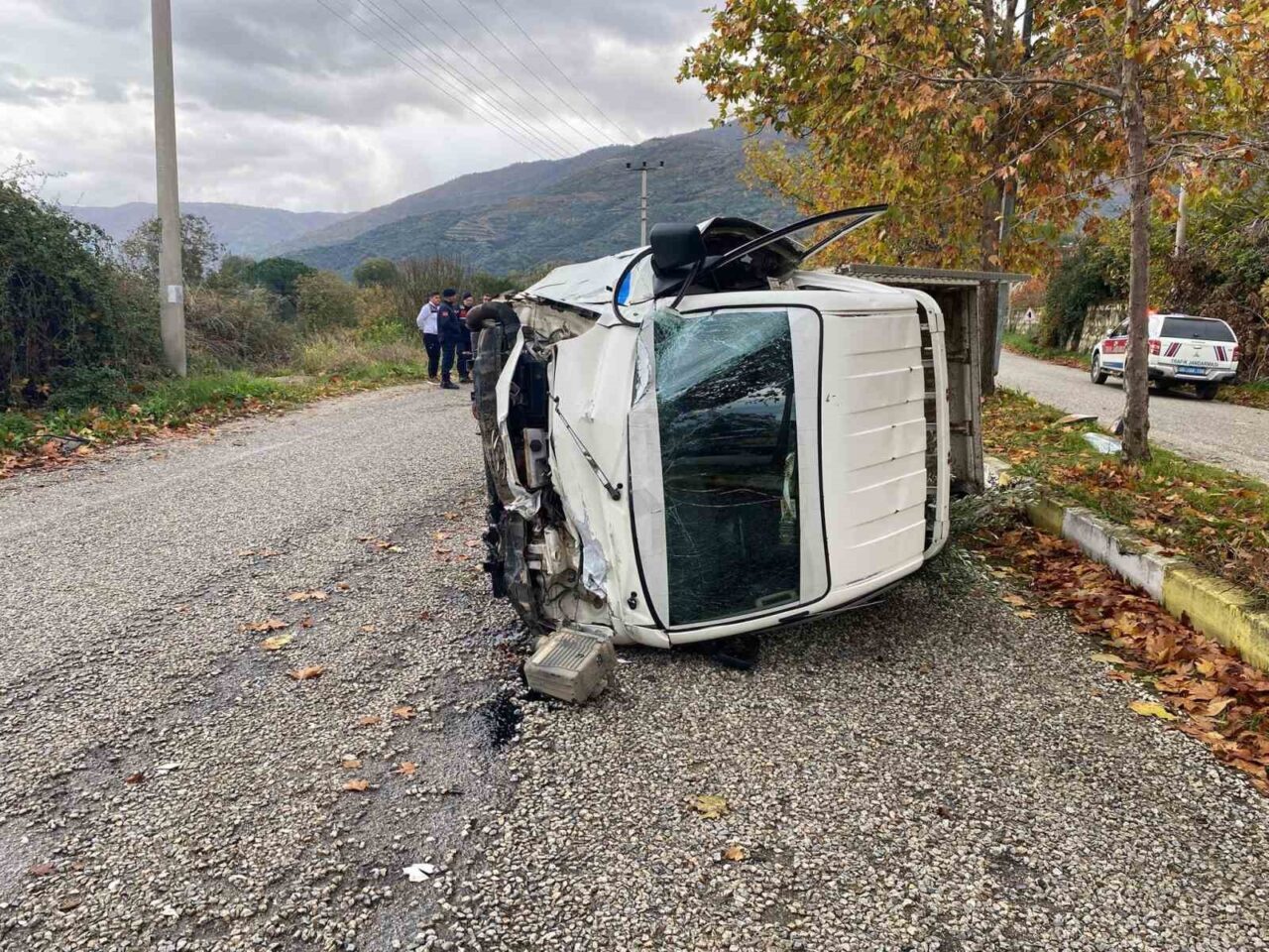 İzmir’in Ödemiş ilçesinde şerit değiştiren traktöre çarpmamak için manevra yapan