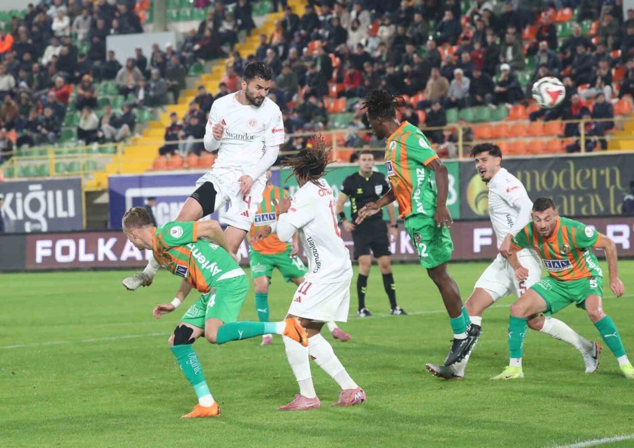 Trendyol Süper Lig'in 15. haftasında Alanyaspor, Antalyaspor ile golsüz berabere