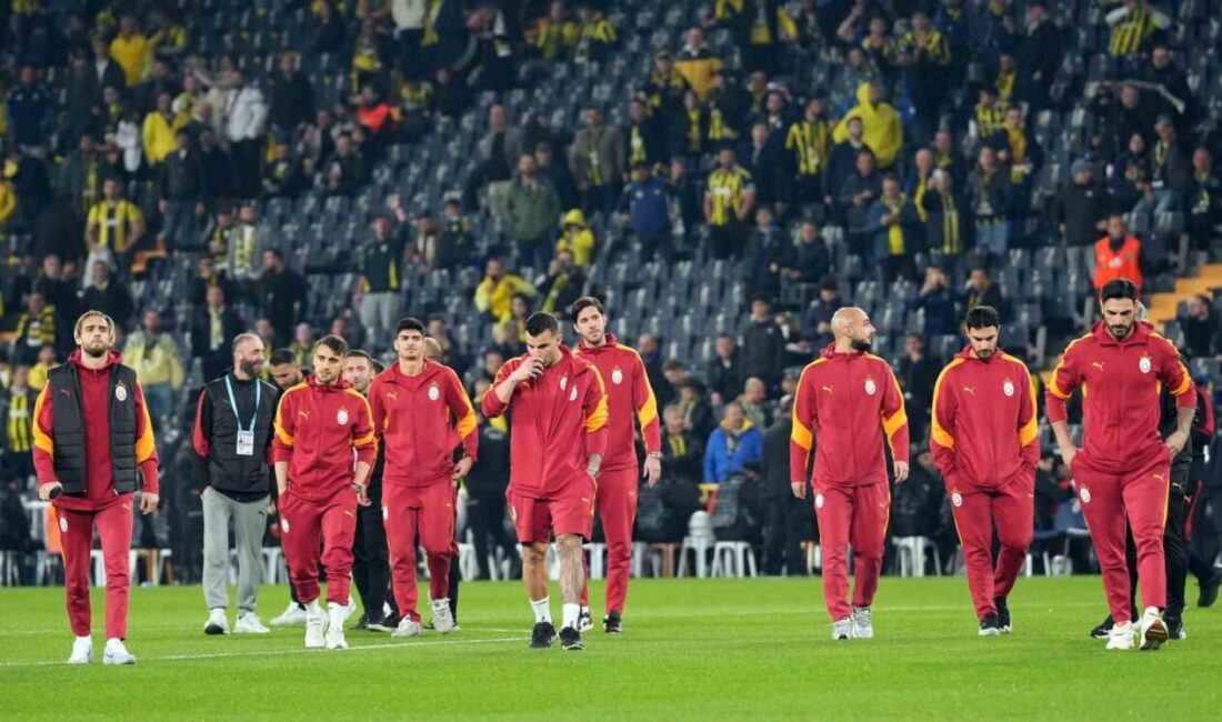Fenerbahçe, Trendyol Süper Lig derbisinde Galatasaray’ı konuk ediyor: İlk çeyrek golsüz tamamlandı. Trendyol Süper Lig'deki 14. hafta derbisinde Fenerbahçe, Galatasaray'ı konuk etti.