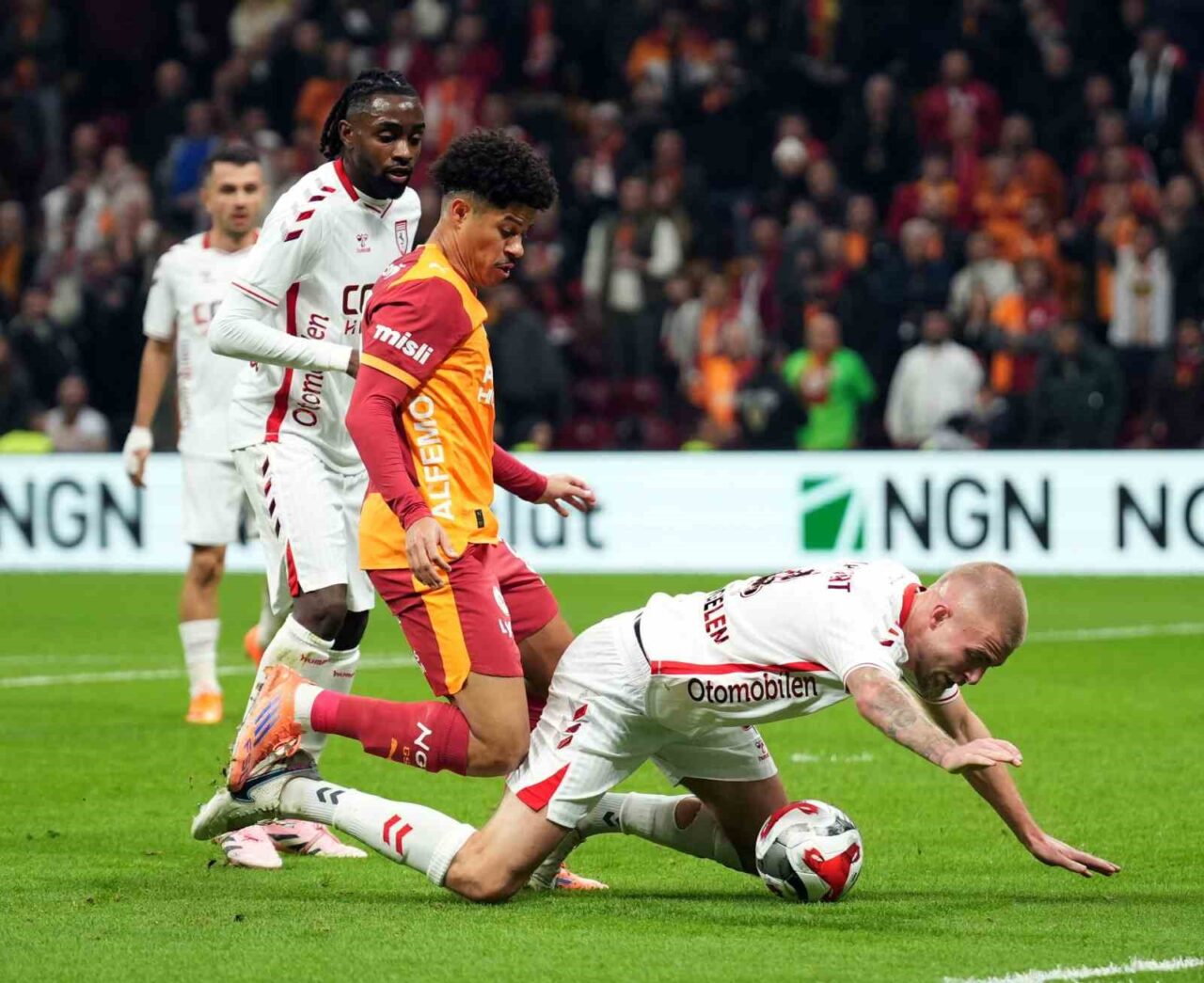 Galatasaray, Trendyol Süper Lig 15. haftasında Samsunspor'u 2-0 önde kapattı.