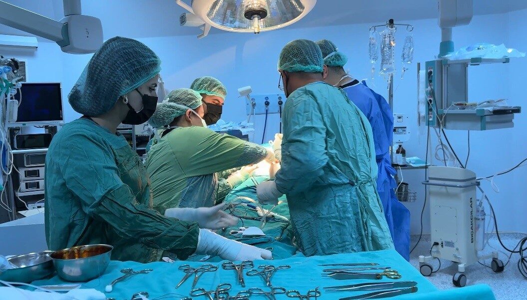 Tunceli Devlet Hastanesi’nde 10 Yıl Sonra Tiroit Ameliyatı Başarıyla Gerçekleştirildi Tunceli Devlet Hastanesi, yaklaşık 10 yıl aradan sonra tiroit ameliyatı