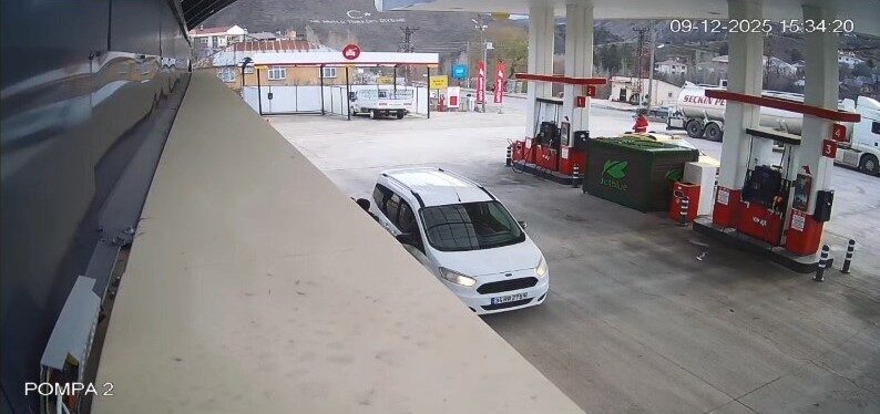 Pülümür’de 4.2 Büyüklüğündeki Depremin Anı Güvenlik Kamerasına Yansıdı Tunceli'nin Pülümür ilçesinde 4.2 büyüklüğündeki deprem, bir akaryakıt istasyonundaki güvenlik