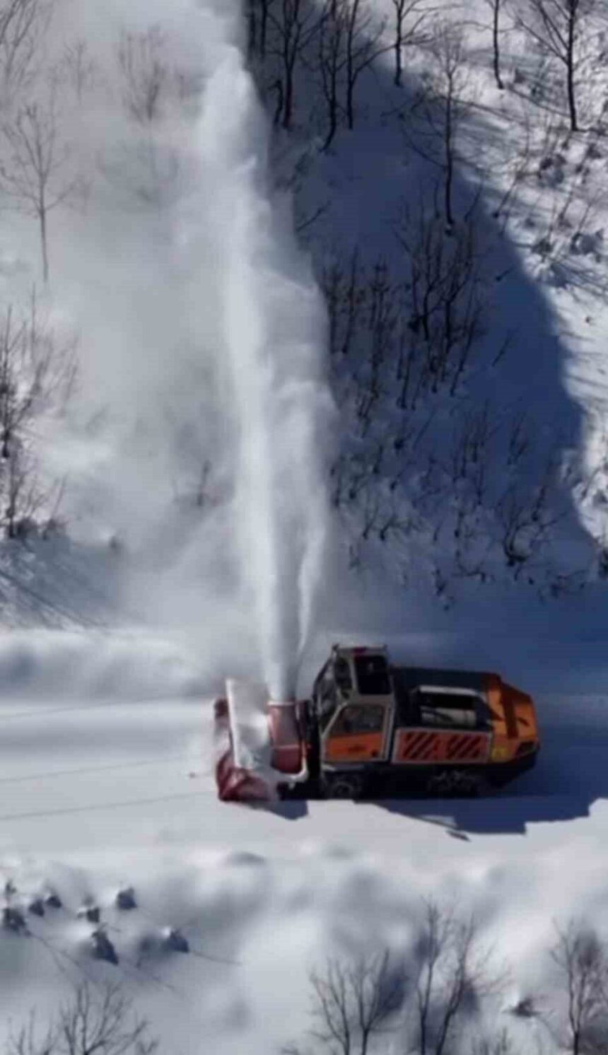 Tunceli’de yoğun kar yağışı nedeniyle 254 köy yolu trafiğe kapandı.