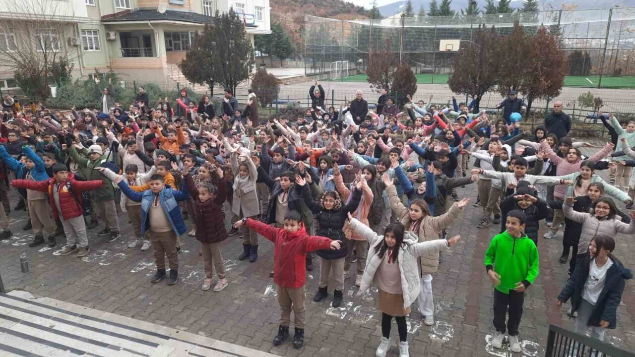 Tunceli'de Sağlıklı Hayat Merkezi uzmanları, Diyap Ağa ve Vali Mehmet