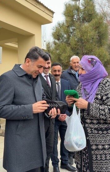 Tunceli Valisi Şefik Aygöl’ün Mazgirt ziyaretinde, yaşlı bir teyze el emeği patikleri hediye etti.
