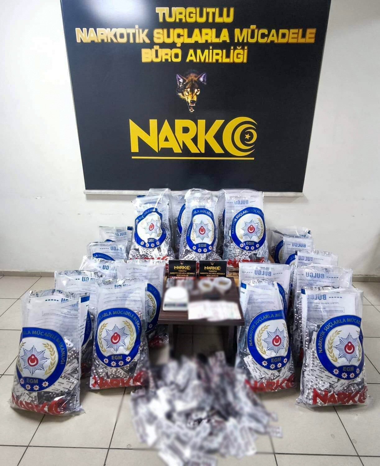 Manisa'nın Turgutlu ilçesinde, Narkotik Suçlarla Mücadele ekipleri A.Z. (27) ve