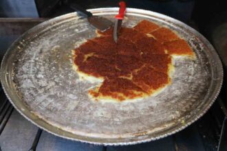 Diyarbakır’da Turistlerin Gözde Tatlısı Lübnan Künefesi Günlük 60 Tepsiyle Satışta