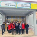 Vezirköprü’de Kızılay, öğrencilere kışlık kıyafet ve ayakkabı dağıttı.