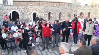 Dünya Engelliler Günü'nde Türk Kızılayı'nın Cizre Dengbej evinde düzenlediği etkinlikte