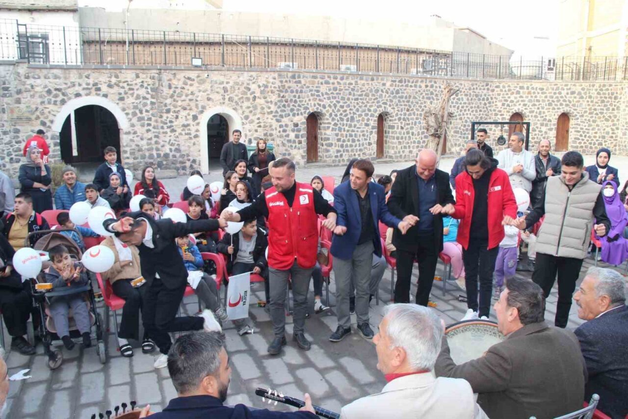 Dünya Engelliler Günü'nde Türk Kızılayı'nın Cizre Dengbej evinde düzenlediği etkinlikte