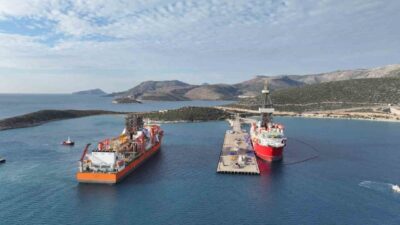 Türkiye, Mersin'in Taşucu Limanı'nda 6. sondaj gemisi 'West Dorado'yu karşıladı.