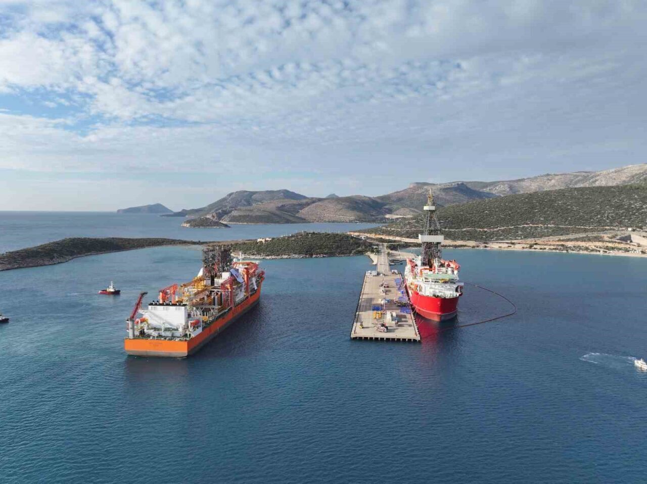 Türkiye, Mersin'in Taşucu Limanı'nda 6. sondaj gemisi 'West Dorado'yu karşıladı.