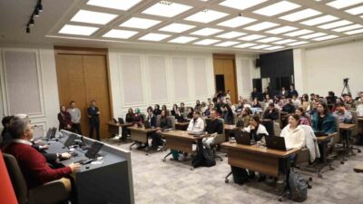 Melikgazi Belediyesi, gençler için düzenlenen KÜRE Madde Yazım Atölyesi'nde katılımcılara