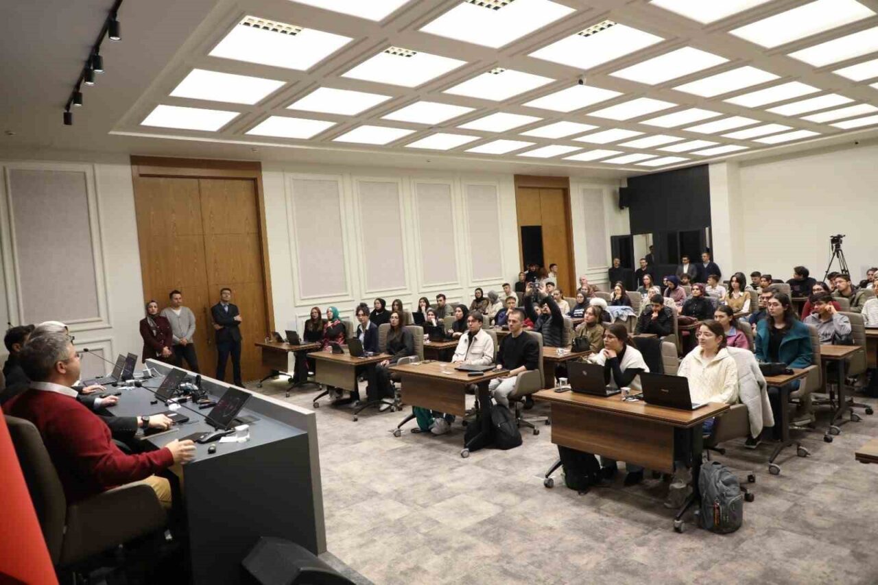 Melikgazi Belediyesi, gençler için düzenlenen KÜRE Madde Yazım Atölyesi'nde katılımcılara