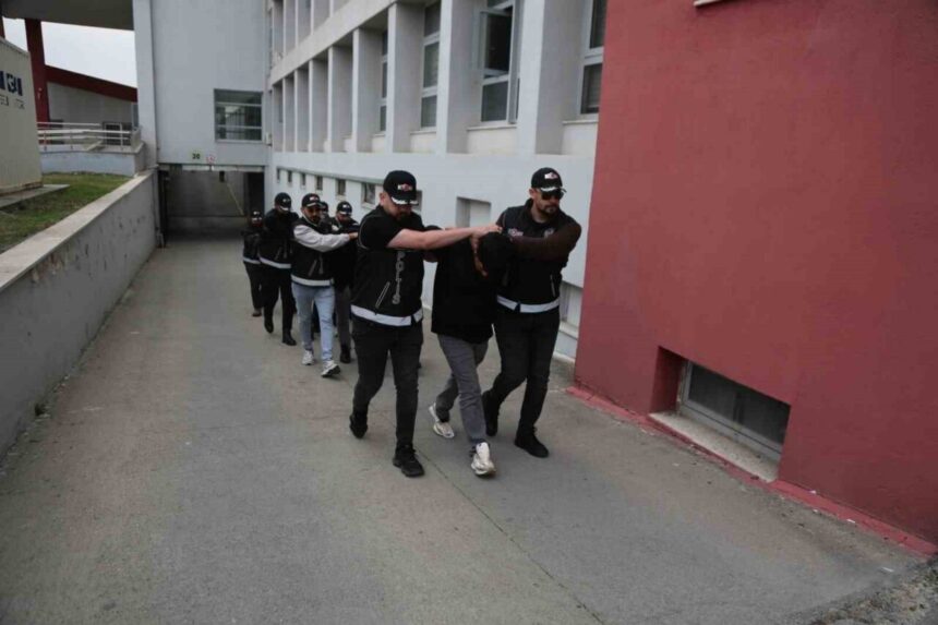 Adana’da haraç çetesi tutuklandı, bir genç bıçaklanarak öldürüldü.