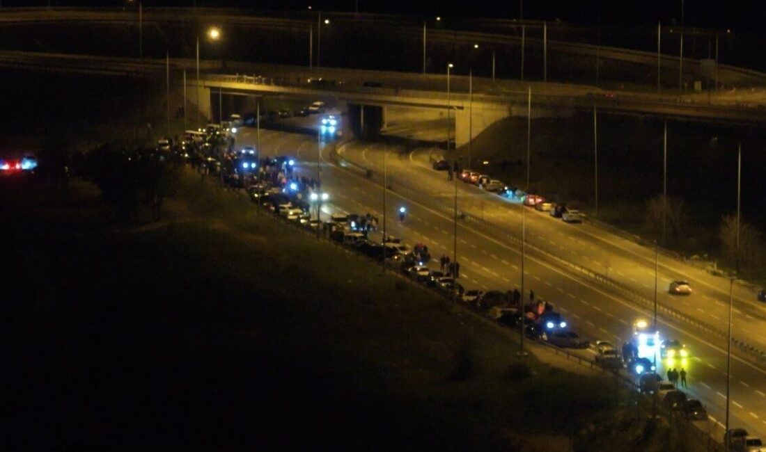 Tuzla’da Usulsüz Araç Buluşmalarına Yoğun Trafik Denetimi: 46 Araç Men Edilip 1 Milyon TL Ceza Kesildi İstanbul'un Tuzla ilçesinde, İstanbul Emniyet Müdürlüğü Trafik Denetleme Şube Müdürlüğü