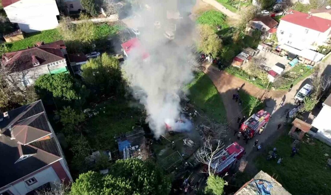 Tuzla’daki Gecekonduda Çıkan Yangın Hızla Yayılırken, Olay Anında İçeride Kimsenin Olmadığı Belirlendi Tuzla Aydınlı Mahallesi'ndeki bir gecekondda çıkan yangın, kısa sürede büyüyerek