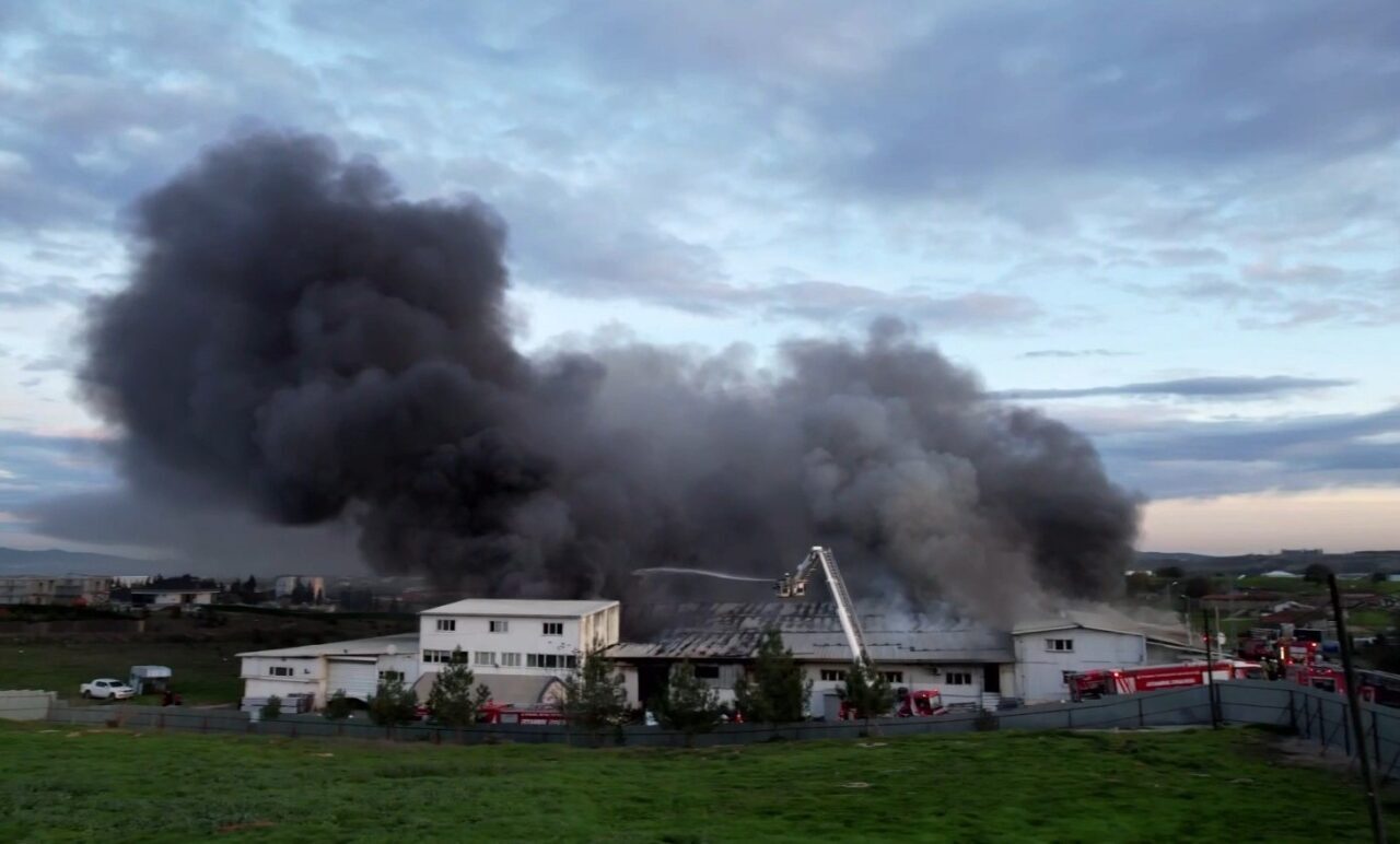 Tuzla'daki kauçuk fabrikasında sabah saatlerinde çıkan yangın, yoğun dumanıyla çevre