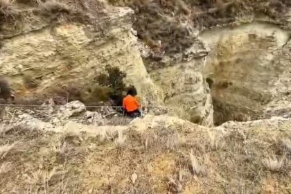 Burdur’da Avcılar Uçuruma Düşen Av Köpeğini Halatla Kurtardı