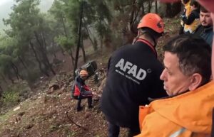 Antalya'nın Kepez ilçesinde, yağış nedeniyle kayganlaşan yolda direksiyon hakimiyetini kaybeden