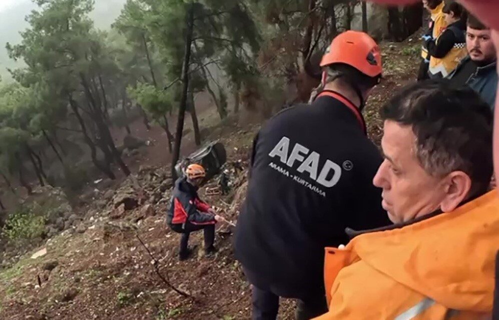 Antalya'nın Kepez ilçesinde, yağış nedeniyle kayganlaşan yolda direksiyon hakimiyetini kaybeden