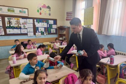 Nazilli’de Ülkü Ocakları, Öğrencilere Diş Sağlığı Eğitimi ve Ürün Dağıtımı Gerçekleştirdi