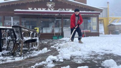 Uludağ'da kar kalınlığı 10 santimetreye yaklaştı ve son 24 saatte
