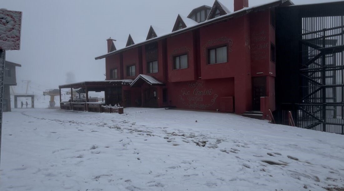 Uludağ’da Beklenen Kar Yağışı Zirveye Çıktı, Oteller Yılbaşı İçin Hazırlıklara Başladı Bursa'nın Uludağ bölgesinde etkili olan kar yağışı, zirvede kar kalınlığını