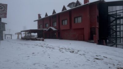 Bursa'nın Uludağ bölgesinde etkili olan kar yağışı, zirvede kar kalınlığını