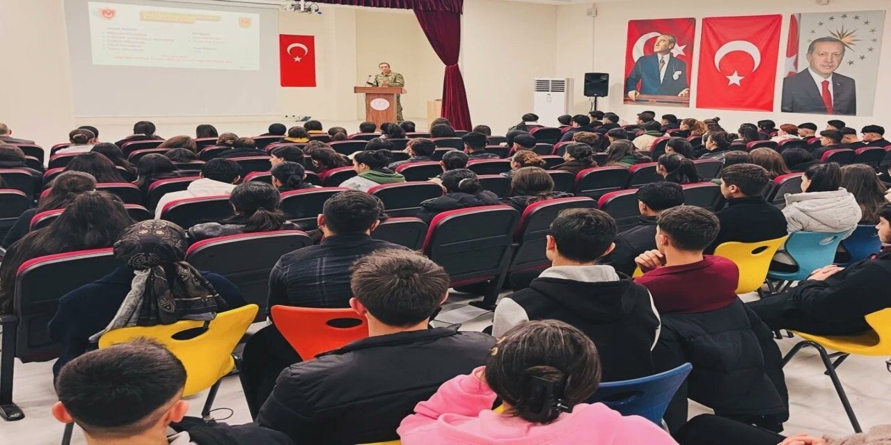 Hilal Anadolu İmam Hatip Lisesi’nde 12. sınıf öğrencilerine Milli Savunma Üniversitesi tanıtımı yapıldı Şırnak'ın Uludere ilçesindeki Hilal Anadolu İmam Hatip Lisesi'nde, Milli Savunma