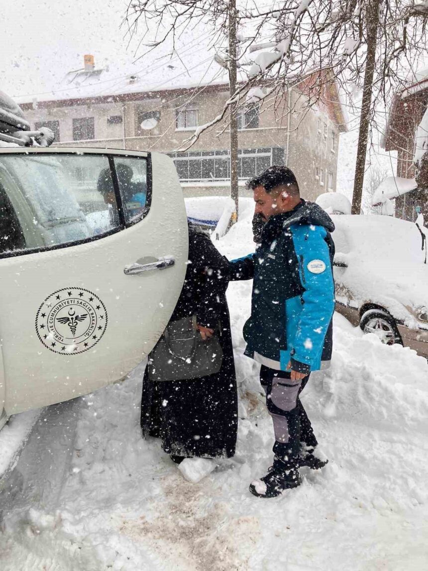 Zonguldak’ta kar yağışı sağlık hizmetlerini olumsuz etkiledi; hastaya UMKE ekipleri ulaştı.