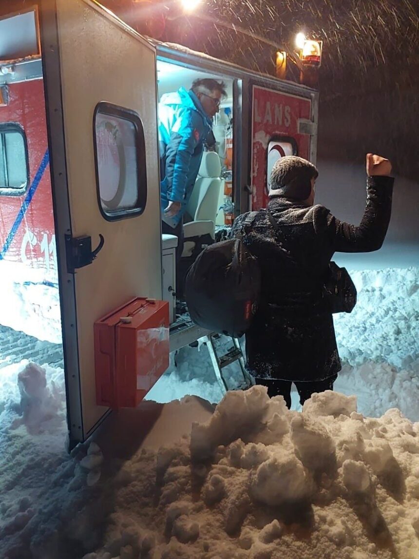 Azdavay’da kar yağışı nedeniyle ulaşıma kapanan köylerdeki hastalar UMKE ile hastaneye ulaştırıldı.