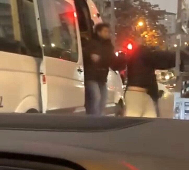 Ümraniye'de İstiklal Mahallesi’nde trafikteki bir tartışma, servis şoförü ile kağıt