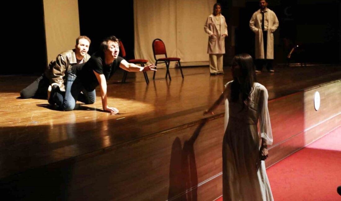 Muğla’da Madde Bağımlılığına Dikkat Çekmek İçin ‘Umut’ Tiyatro Oyunu Sahnelendi Muğla Büyükşehir Belediyesi ve Yeşilay Muğla Şubesi iş birliğiyle gerçekleştirilen