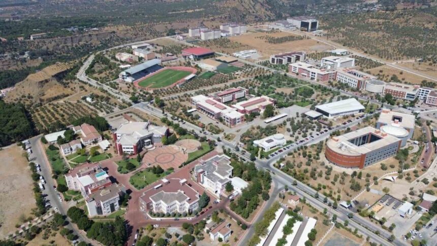 Aydın ADÜ Merkez Kampüsü’nde çevre düzenleme ve tesviye çalışmaları yapıldı.