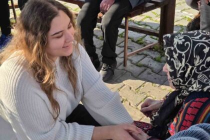 Üniversite Öğrencilerinden Huzurevi Ziyareti: Şarkılarla Yaşlı Çınarları Anma Etkinliği