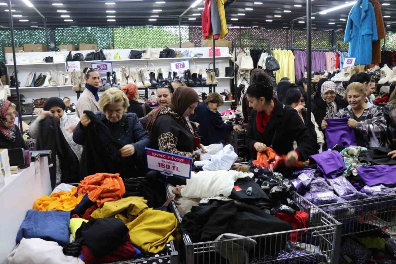 Denizli'deki Cinkaya Alışveriş Merkezi, dünya markalarının stok fazlası ürünlerini uygun