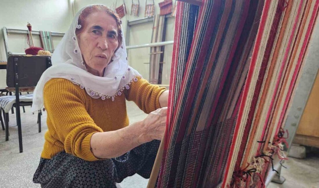 Tunceli’nin Hozat ilçesinde kadınlar, Halk Eğitim Merkezi'nde "cacım" dokuma geleneğini
